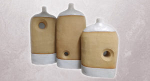 vasijas con agujero y franjas blancas inicial