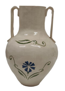 jarrón con flor azul